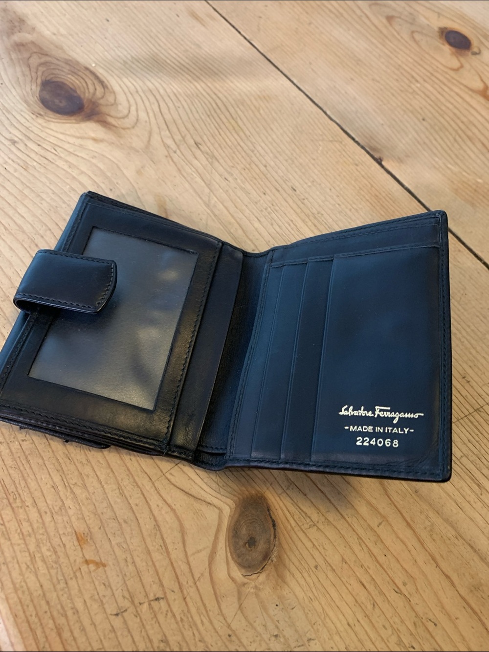 Salvatore Ferragamo, black snap closure wallet - Picture 8 of 14